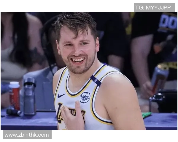 东契奇45+11+14助湖人险胜！库兹马女友现场助威，甜蜜互动吸睛